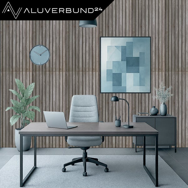 Modernes Büro mit Schreibtisch, Bürostuhl und Holzpaneelwand