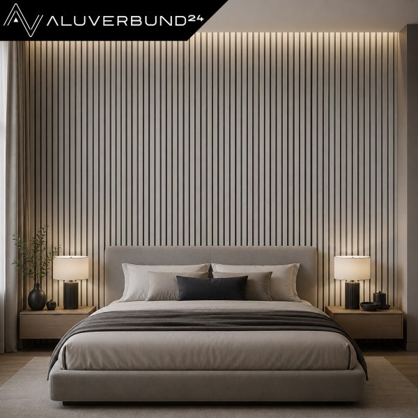 Modernes Schlafzimmer mit vertikalen Wandpaneelen, Doppelbett und zwei Nachttischen mit Tischlampen. Aluverbund24 Logo.