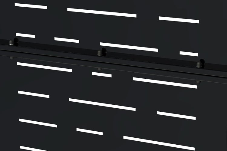 Nahaufnahme eines schwarzen Metall Sichtschutzelements mit dekorativen horizontalen rechteckigen Aussparungen.