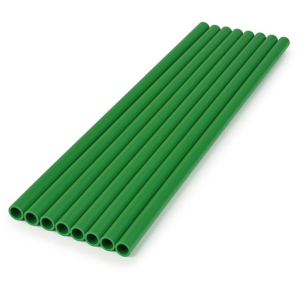 Mehrere grüne Kunststoffrohre für den Gartenbau