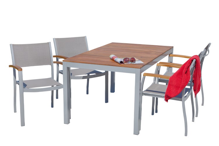 Gartentisch mit vier Stühlen, Zeitung, Sonnenbrille und Handtuch