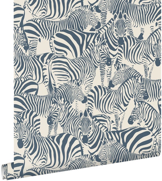 Vliestapete mit Zebramuster, dunkelblaue Tierillustrationen auf hellem Grund, Safari-Stil.