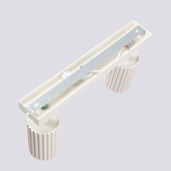 Deckenleuchte mit zwei Lampen und weißem Gehäuse