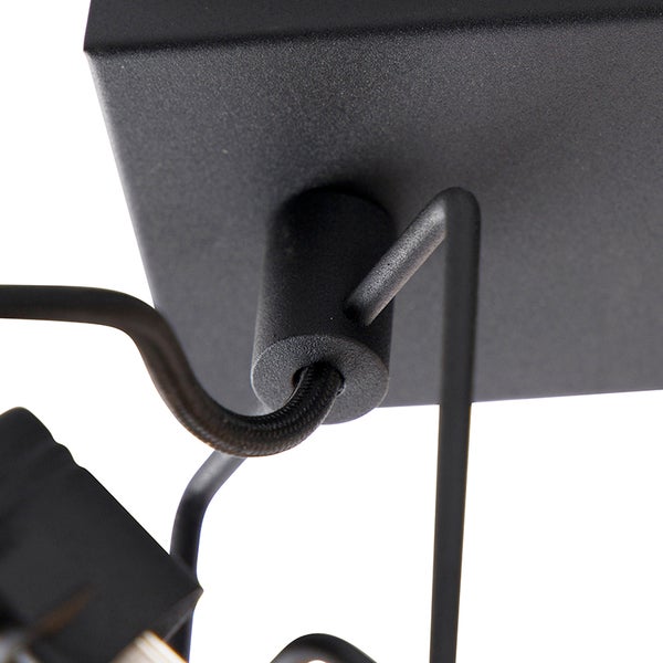 Detailaufnahme einer schwarzen Deckenleuchte mit Kabel