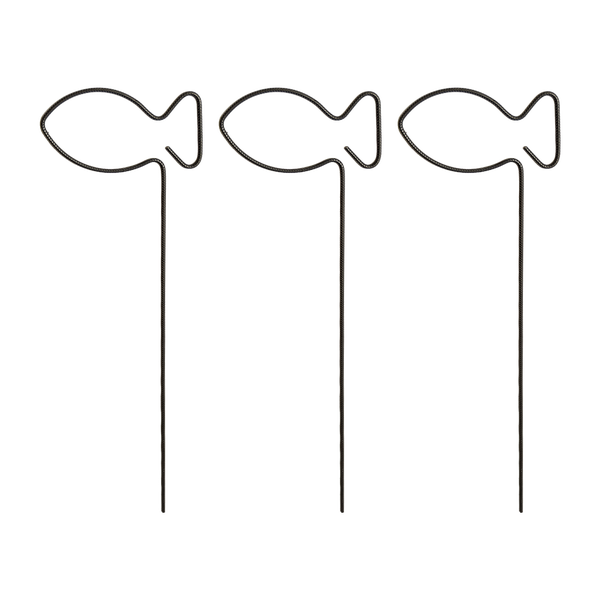Drei Gartenstecker aus Metall in Fischform.