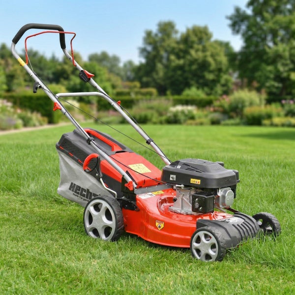 Hecht Benzin-Rasenmäher mit rotem Gehäuse, grauem Grasfangsack und schwarzem Griff auf einer grünen Rasenfläche in einem hellen Garten.