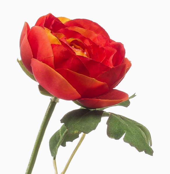 Künstlicher Bonsai mit strukturiertem braunem Stamm und grünen Nadelblättern in der Detailansicht.