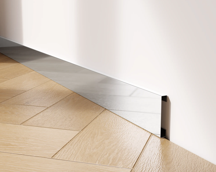 Sockelleiste aus Metall an einer Wand