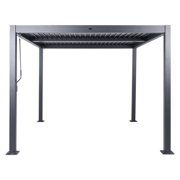 Ein Arbeiter mit blauem Helm und Schutzbrille bedient eine Magnet-Kernbohrmaschine an einem weißen Stahlträger auf einer Baustelle.