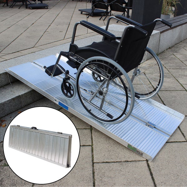 Klappbare Rollstuhlrampe aus Aluminium von Trutzholm auf einer Steinstufe mit einem Rollstuhl sowie Abbildung der zusammengeklappten Kofferrampe.