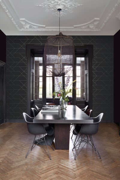 Esszimmer mit Esstisch, Stühlen und Deckenleuchte