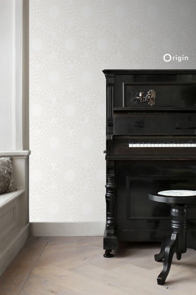 Helles Zimmer mit gemusterter Tapete, Klavier und Hocker