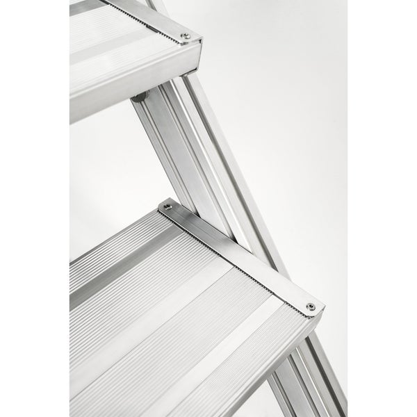 Detailaufnahme einer Aluminiumleiter mit Stufen