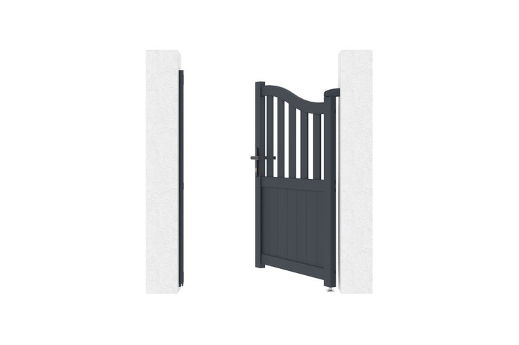 Einflügeliges Gartentor aus Aluminium in Anthrazit, mit geschwungenem Oberteil und vertikalen Streben, montiert zwischen zwei weißen Pfosten.