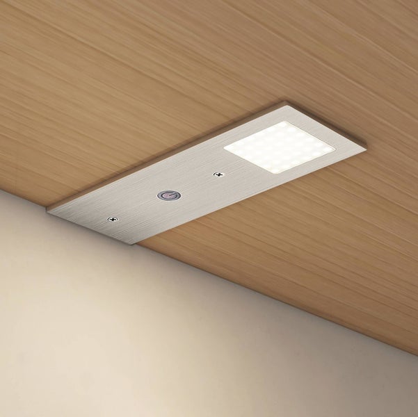 Flache LED Unterbauleuchte aus Edelstahl mit quadratischem Lichtfeld und Berührungsschalter unter einem Regalboden montiert.