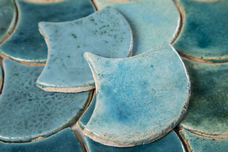 Detailansicht von blauen Mosaikfliesen in Fischschuppenform