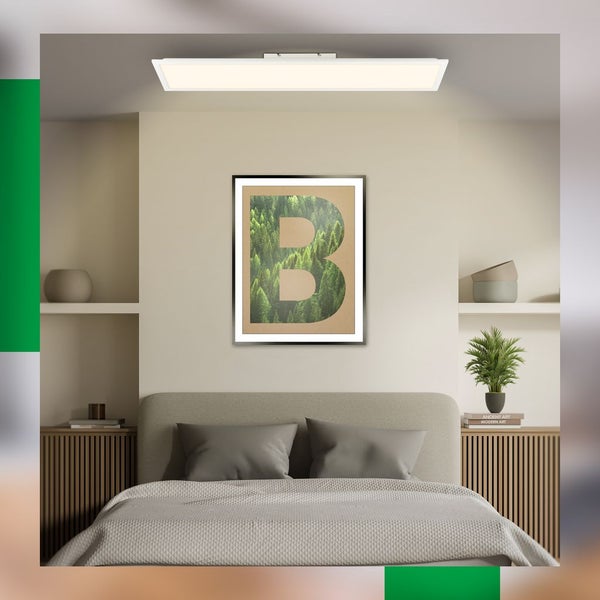 Schlafzimmer mit Deckenleuchte und gerahmtem Bild