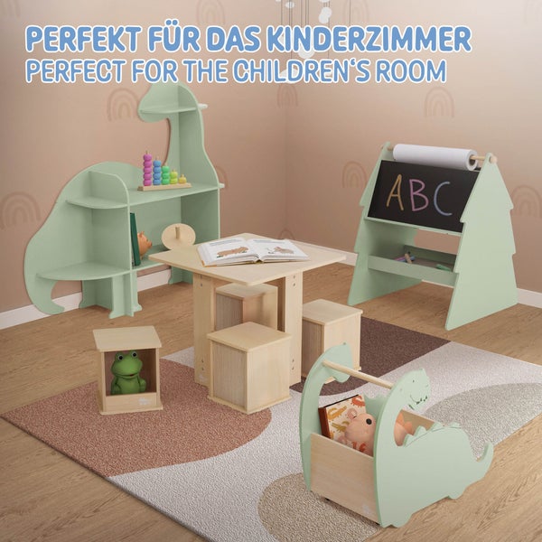 Kinderzimmer-Szene mit Tisch, Stühlen, Regal, Staffelei und Spielzeugtruhe aus Holz