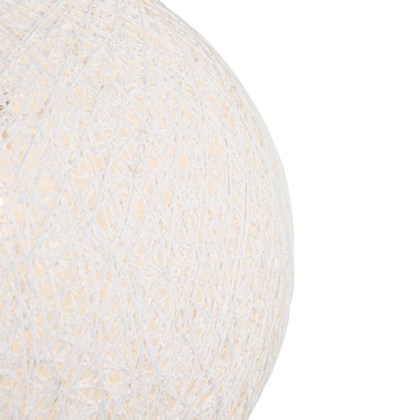 Nahaufnahme eines kugelförmigen Lampenschirms aus weißem Geflecht.