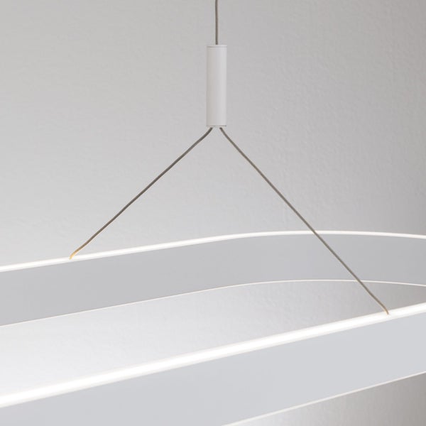 Moderne LED Pendelleuchte mit flachem ovalem Lichtring an dünnen Drahtseilen aufgehängt für eine gleichmäßige Raumbeleuchtung