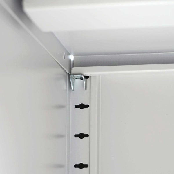 Detailaufnahme des Innenraums eines Schranks mit verstellbaren Einlegeböden