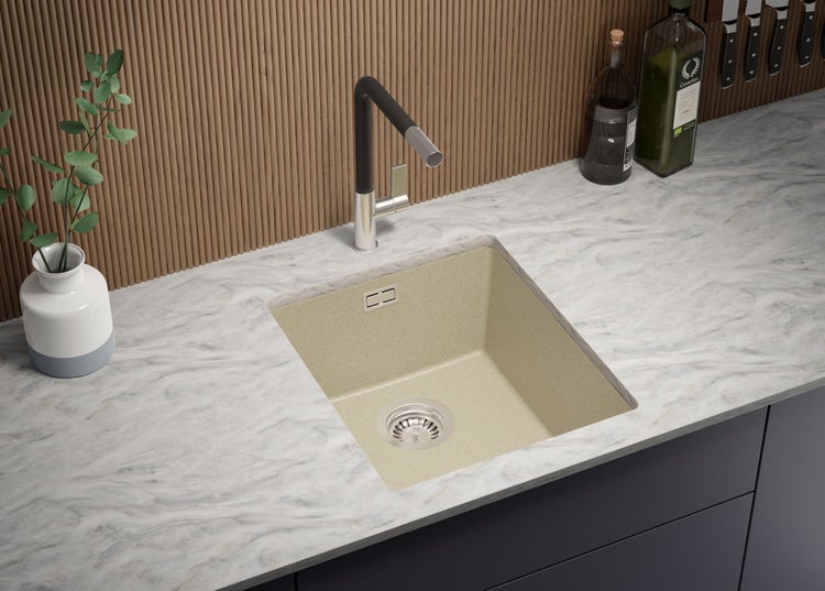 Küchenspüle aus Quarzkomposit mit Spültischarmatur auf einer Arbeitsplatte