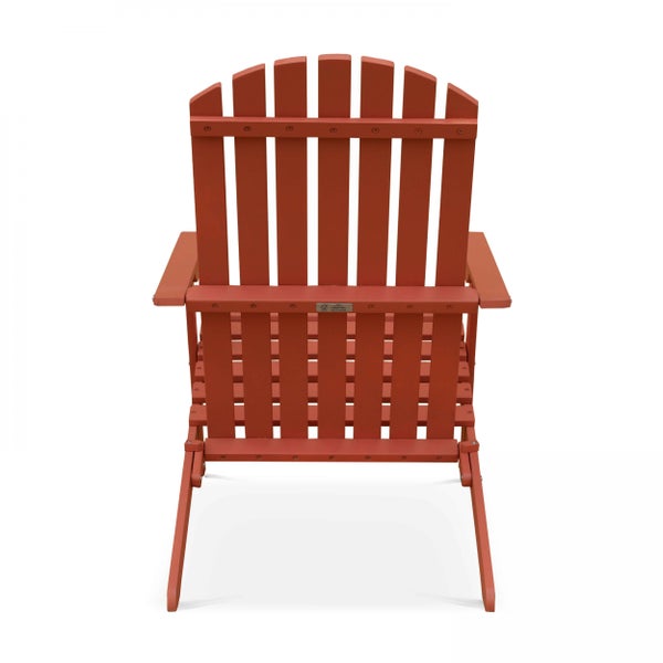 Rückansicht eines Adirondack-Gartenstuhls aus Holz in Terrakotta.