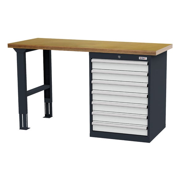 Dekorative Zimmerpflanzen und Windlicht auf einem Regal