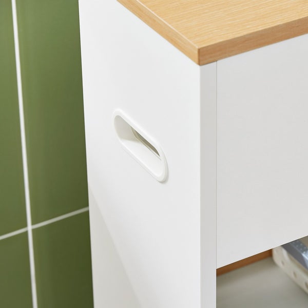 Detailaufnahme eines Badezimmerschranks mit Griff