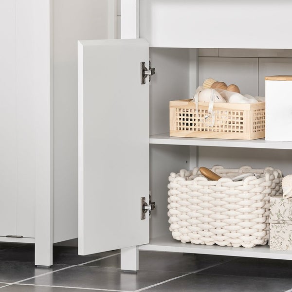 Badezimmerschrank mit offener Tür und Aufbewahrungskörben