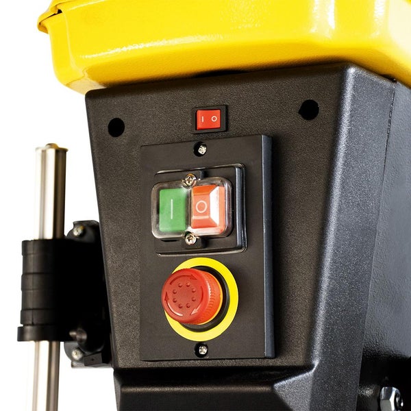 Detailaufnahme der Bedienelemente einer Bohrmaschine mit Ein- und Ausschalter sowie Not-Aus-Knopf