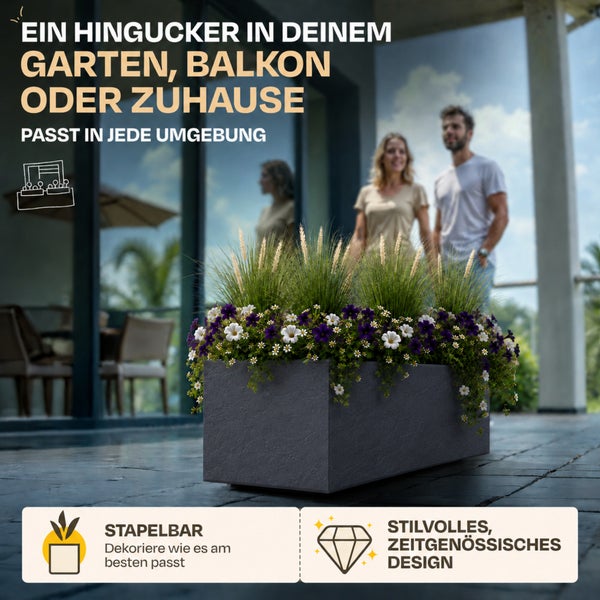 Moderner rechteckiger Pflanzkasten in Steinoptik auf einer Terrasse, bepflanzt mit Ziergräsern und Blumen. Das Produkt ist stapelbar.