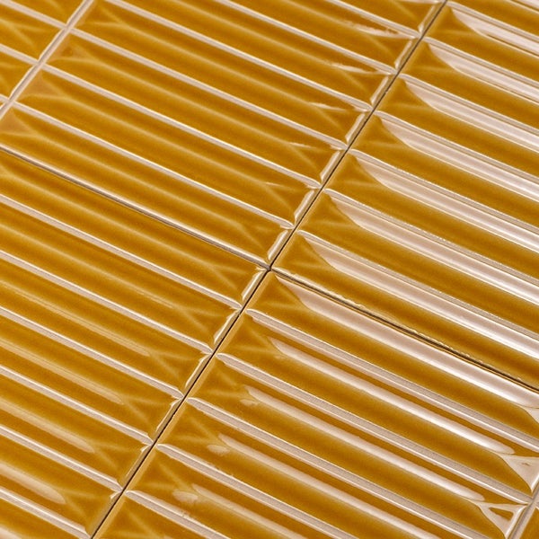 Wandfliesen mit strukturierter Oberfläche in Rillenoptik für Innenbereiche.