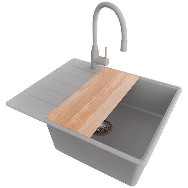 Spüle mit Abtropffläche, Wasserhahn und Schneidebrett