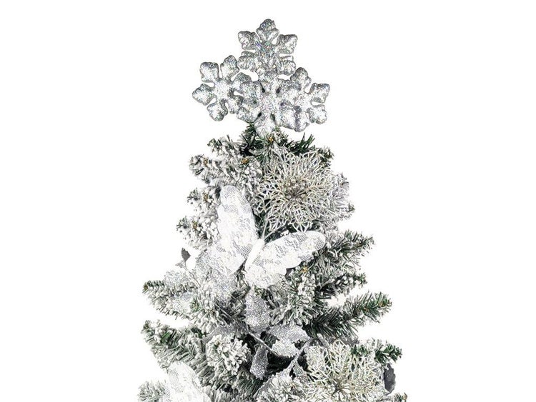 Weihnachtsbaumspitze in Sternform mit Glitzer auf einem beschneiten Tannenbaum