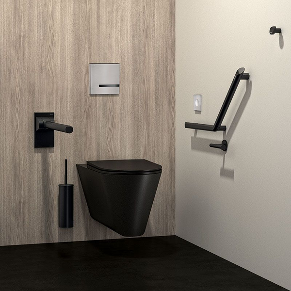 Modernes Badezimmer mit schwarzer Wandtoilette, schwarzer Toilettenbürste, silberner Betätigungsplatte an Holzwand und schwarzem Haltegriff.