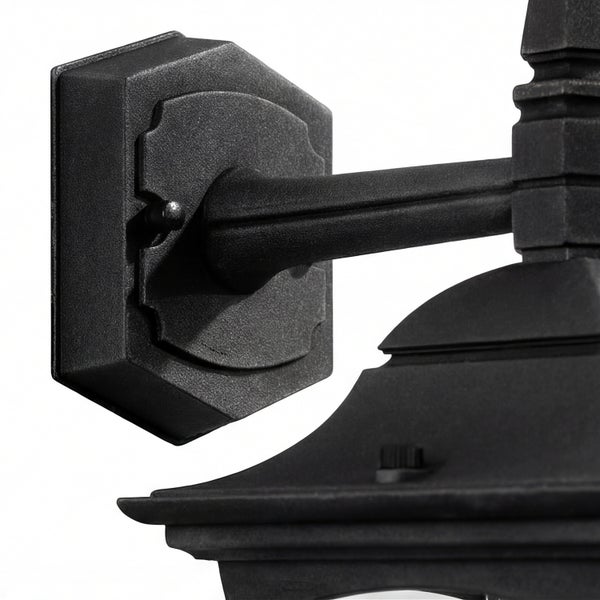 Detailaufnahme einer schwarzen Außenwandleuchte