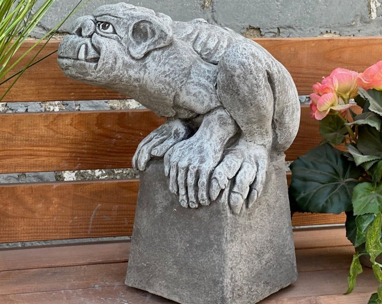 Wasserspeier-Gartenfigur aus Steinguss, sitzend auf einem Sockel.