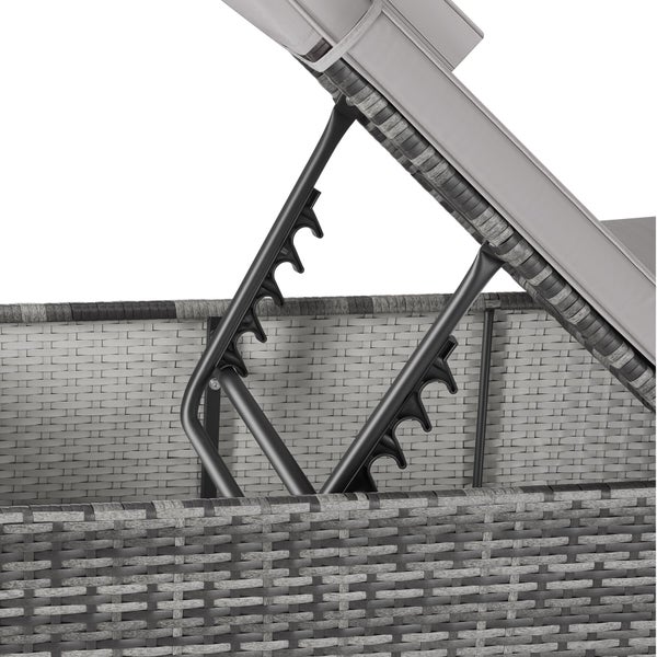 Detailansicht der verstellbaren Rückenlehne einer grauen Sonnenliege aus Polyrattan mit schwarzem Metallmechanismus.
