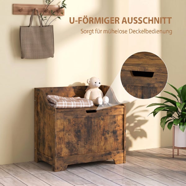 Holztruhe mit U-förmigem Ausschnitt am Deckel zur einfachen Öffnung, platziert in einem Wohnraum mit Dekoration.