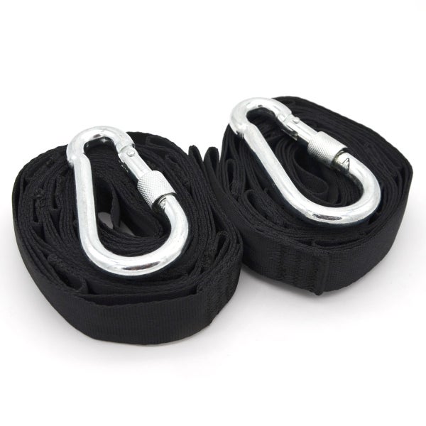 Zwei aufgerollte schwarze Gurte mit zwei silbernen Karabinern mit Schraubverschluss.