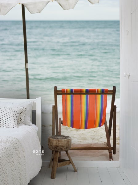 Szene mit Bett, Hocker, Liegestuhl und Strandtapete