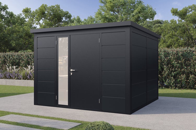 Modernes Gartenhaus aus Metall mit Flachdach und Tür mit Glaseinsatz, auf einer Terrasse im Garten platziert.