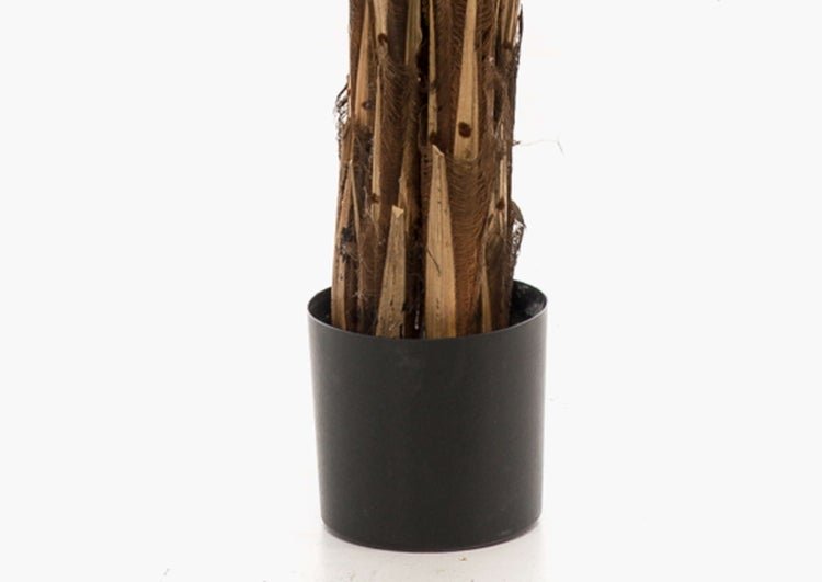 Künstlicher Pflanzenstamm mit naturgetreuen braunen Fasern in einem schwarzen Kunststofftopf.