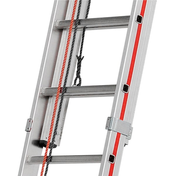 Detailansicht einer Aluminiumleiter mit Seilzug
