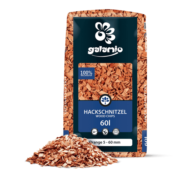Galamio Hackschnitzel aus Waldkiefer, Körnung 5 bis 60 mm, 60 Liter Sack mit einer Handvoll Holzchips davor.