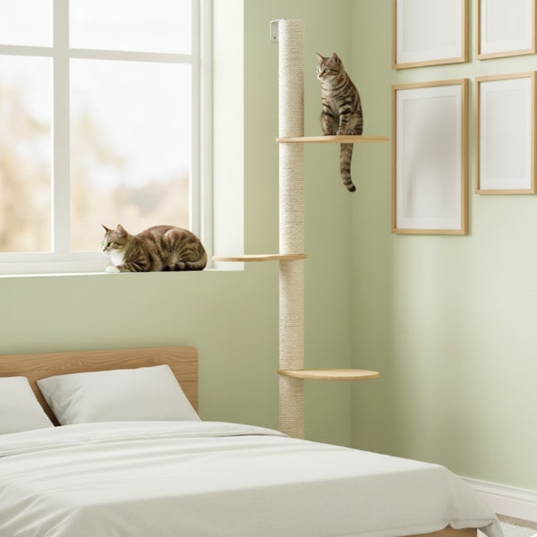 Wandmontierter Katzenkratzbaum mit Sisalstamm und Holzplattformen in einem Schlafzimmer mit Bett.