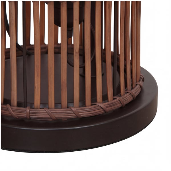 Detailansicht eines Lampensockels aus Bambusstreben auf einem runden Metallfuß mit dekorativem Flechtwerk.