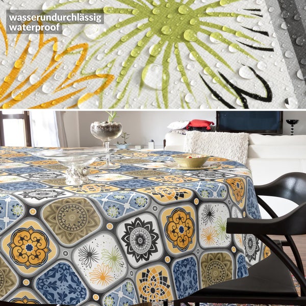Wasserundurchlässige runde Tischdecke mit Ornamenten und Blumenmustern. Detailansicht zeigt Wassertropfen auf der Oberfläche. Helles Wohnzimmer.