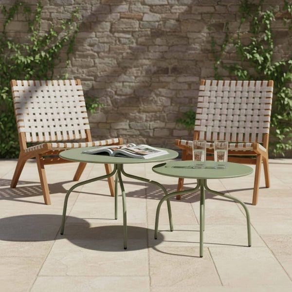 Modernes Garten-Set mit zwei Holz-Loungesesseln und zwei grünen Metall-Beistelltischen auf einer hellen Steinterrasse vor einer Natursteinwand.